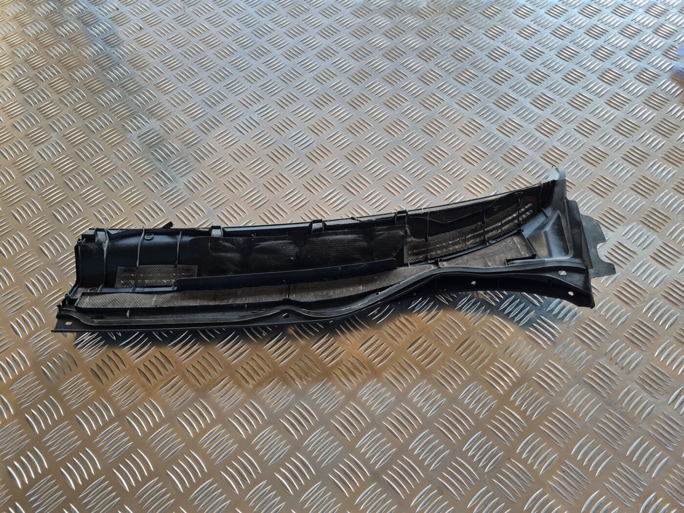 Vējstikla uzlikas (deflektora) režģis priekš TOYOTA AVENSIS 2007 2 Vējstikla uzlikas (deflektora) režģis priekš TOYOTA AVENSIS 2007