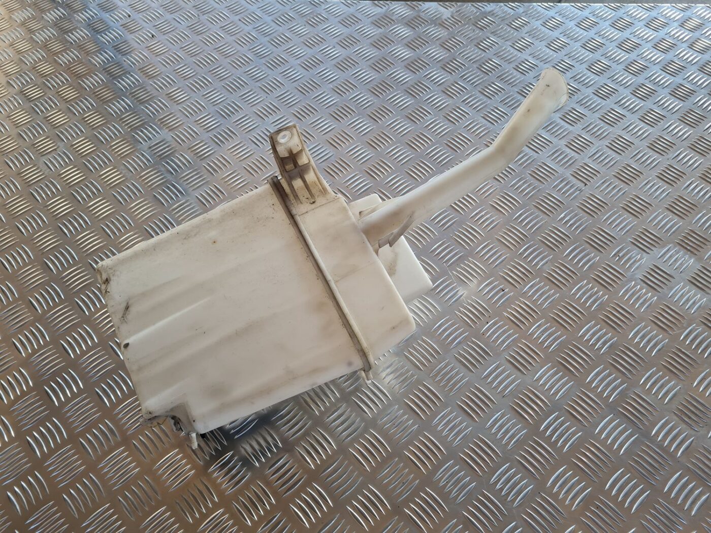 Mazgātāja šķidruma tvertne priekš TOYOTA AVENSIS 2007