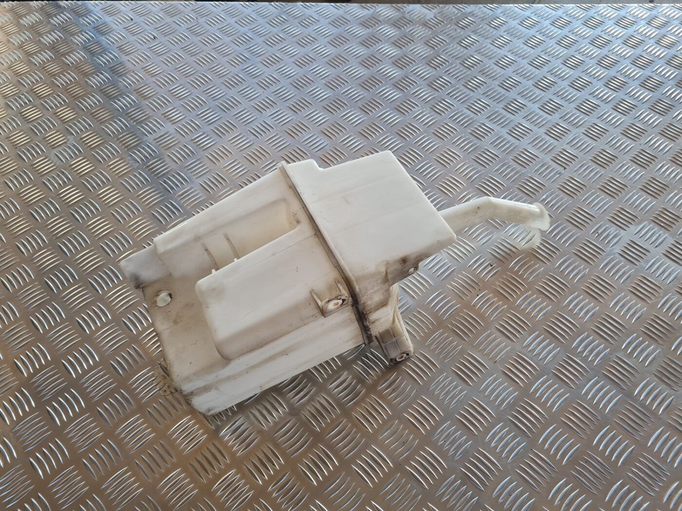 Mazgātāja šķidruma tvertne priekš TOYOTA AVENSIS 2007