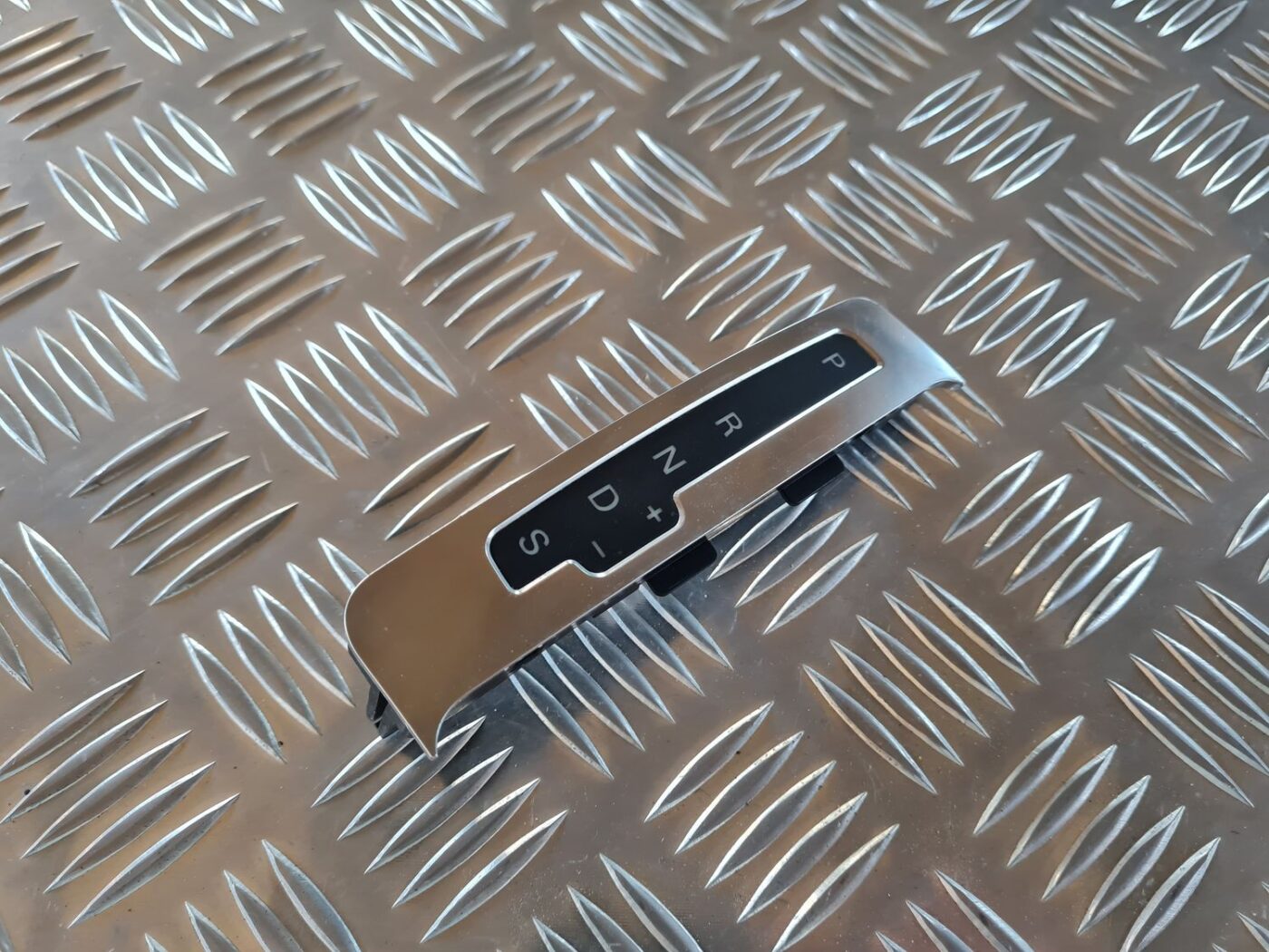 Ātrumu pārslēgšanas vadības panelis priekš AUDI A6 AVANT 2006 S-LINE