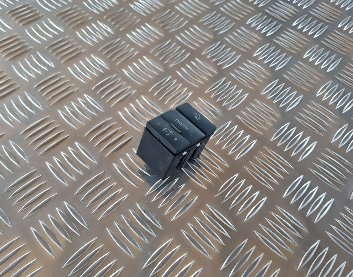 Mērinstrumentu paneļa pārslēgšanas pogas priekš AUDI A6 AVANT 2006 S-LINE