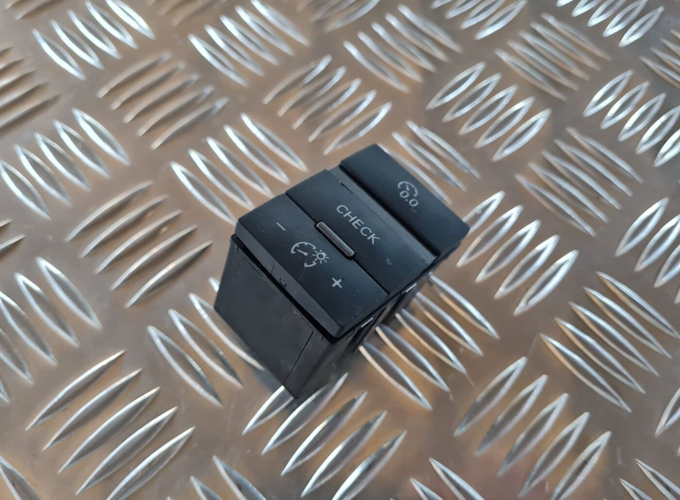 Mērinstrumentu paneļa pārslēgšanas pogas priekš AUDI A6 AVANT 2006 S-LINE