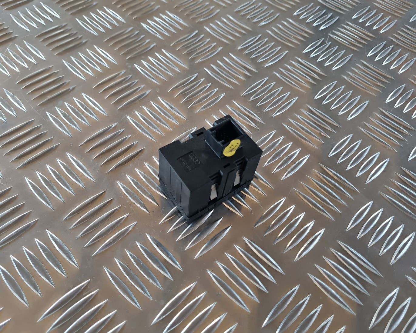 Mērinstrumentu paneļa pārslēgšanas pogas priekš AUDI A6 AVANT 2006 S-LINE