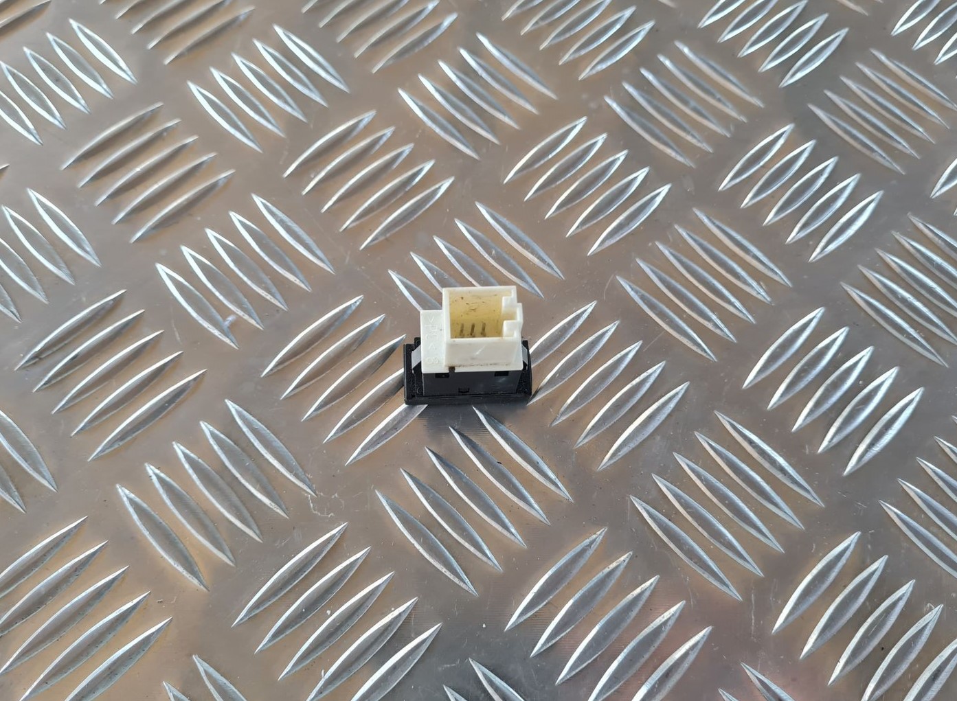 ESP poga priekš AUDI A6 AVANT 2006 S-LINE 2 ESP poga priekš AUDI A6 AVANT 2006 S-LINE