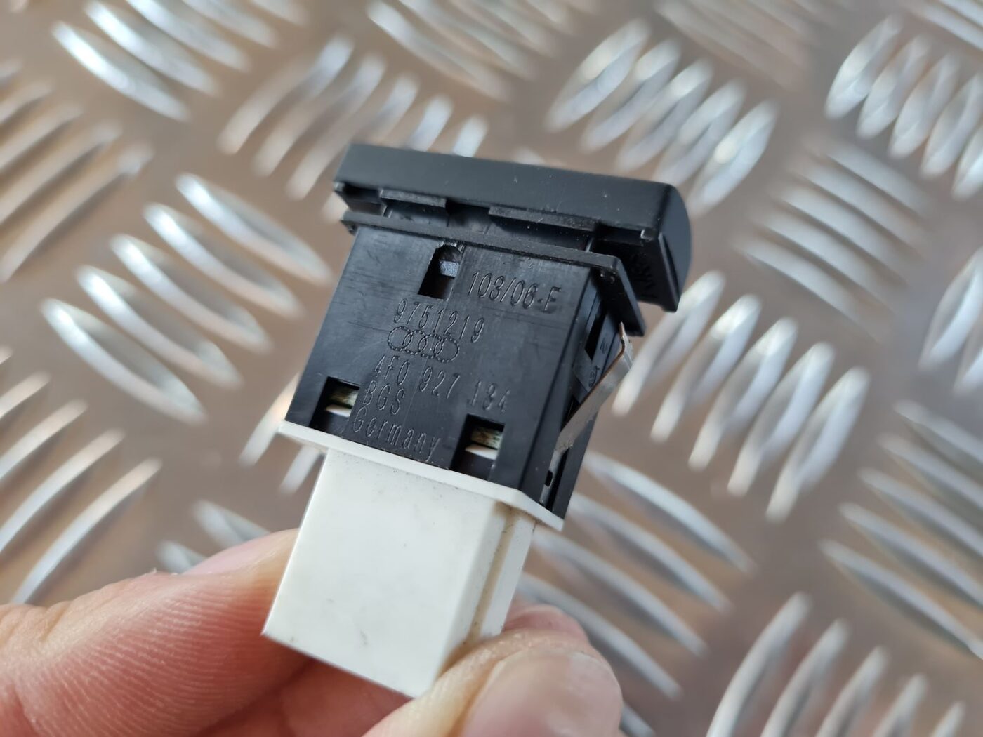 ESP poga priekš AUDI A6 AVANT 2006 S-LINE 3 ESP poga priekš AUDI A6 AVANT 2006 S-LINE