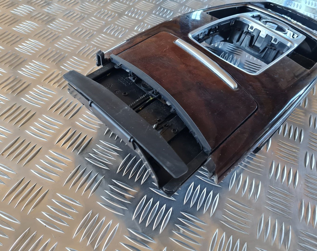 Centrālās konsoles (apdares) vidēja daļa priekš AUDI A6 AVANT 2006 S-LINE