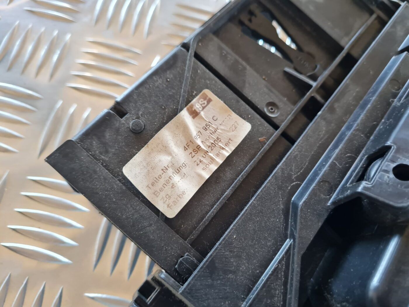 Centrālās konsoles (apdares) vidēja daļa priekš AUDI A6 AVANT 2006 S-LINE