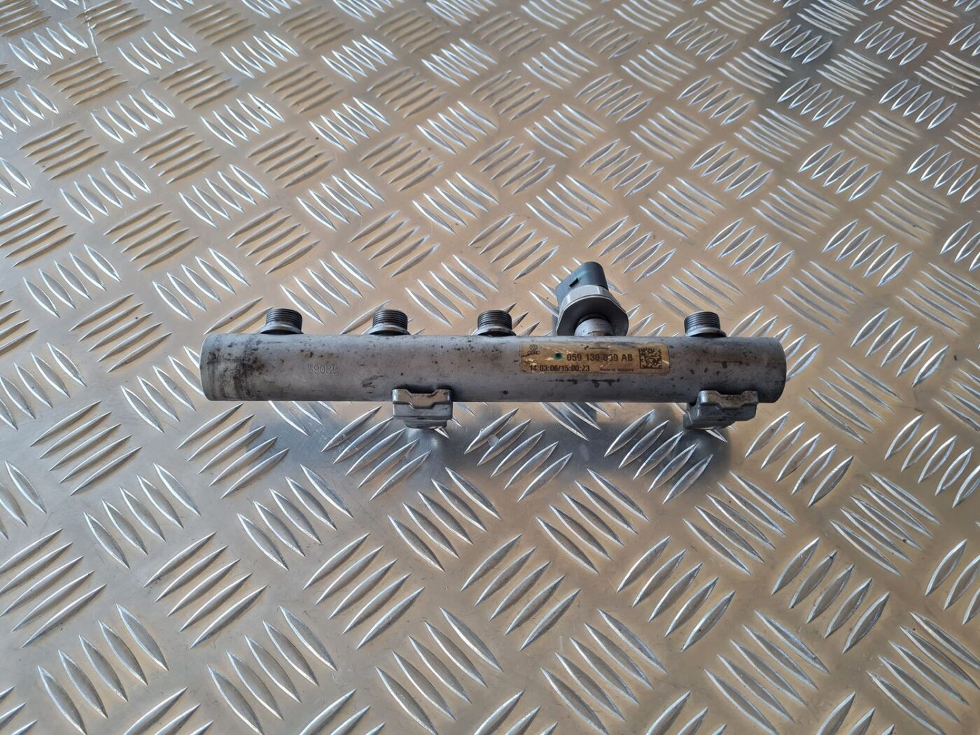 Degvielas sadales caurule priekš AUDI A6 AVANT 2006 S-LINE 1 Degvielas sadales caurule priekš AUDI A6 AVANT 2006 S-LINE