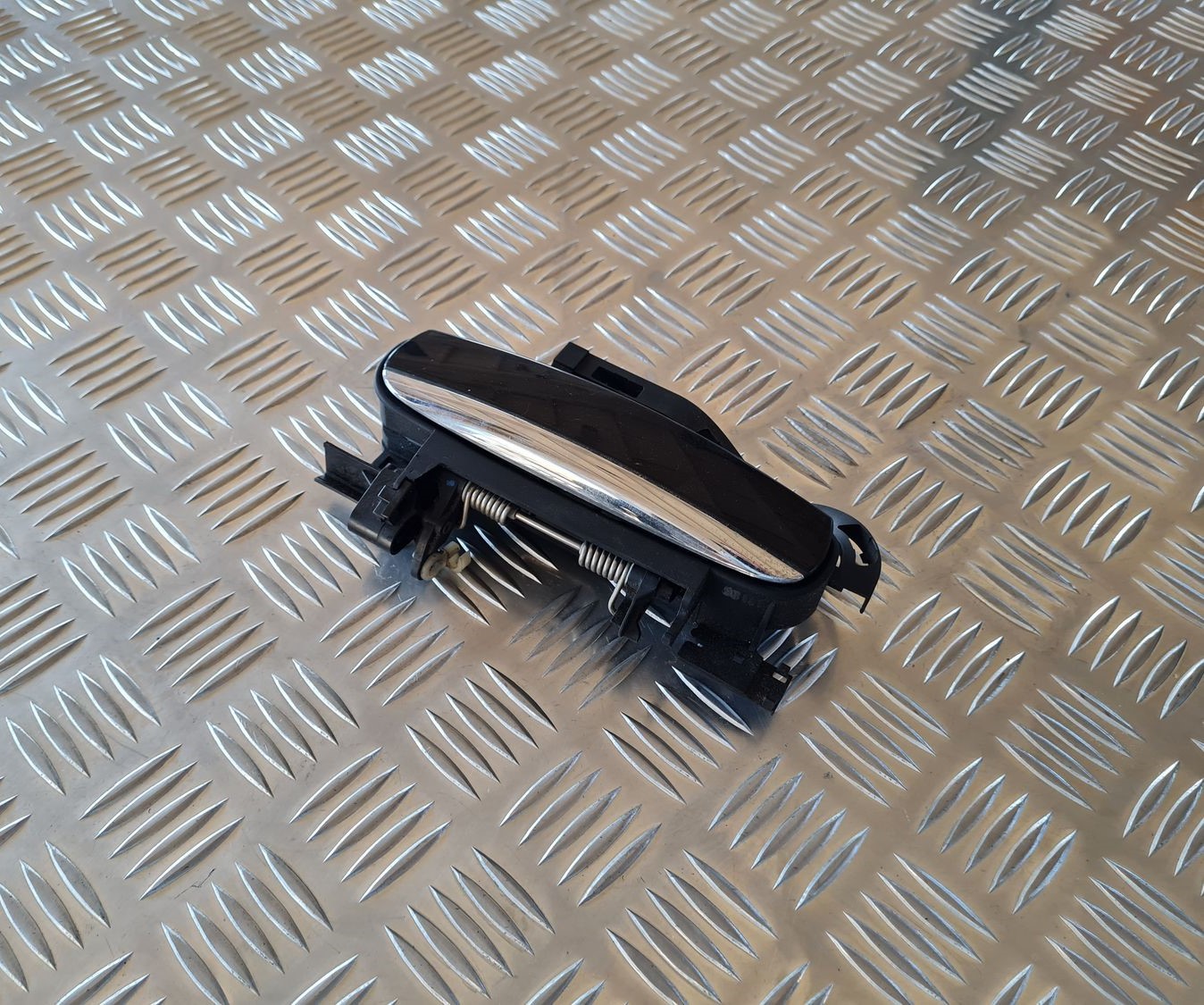 Aizmugurējais kreisais durvju rokturis priekš AUDI A6 AVANT 2006 S-LINE 1 Aizmugurējais kreisais durvju rokturis priekš AUDI A6 AVANT 2006 S-LINE