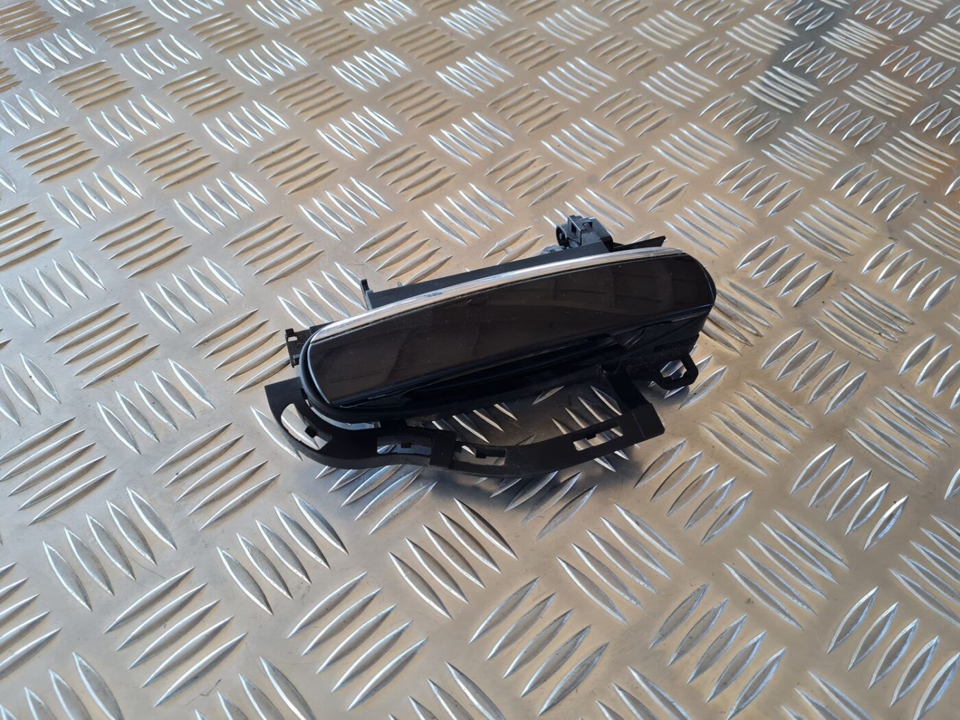 Aizmugurējais kreisais durvju rokturis priekš AUDI A6 AVANT 2006 S-LINE 2 Aizmugurējais kreisais durvju rokturis priekš AUDI A6 AVANT 2006 S-LINE