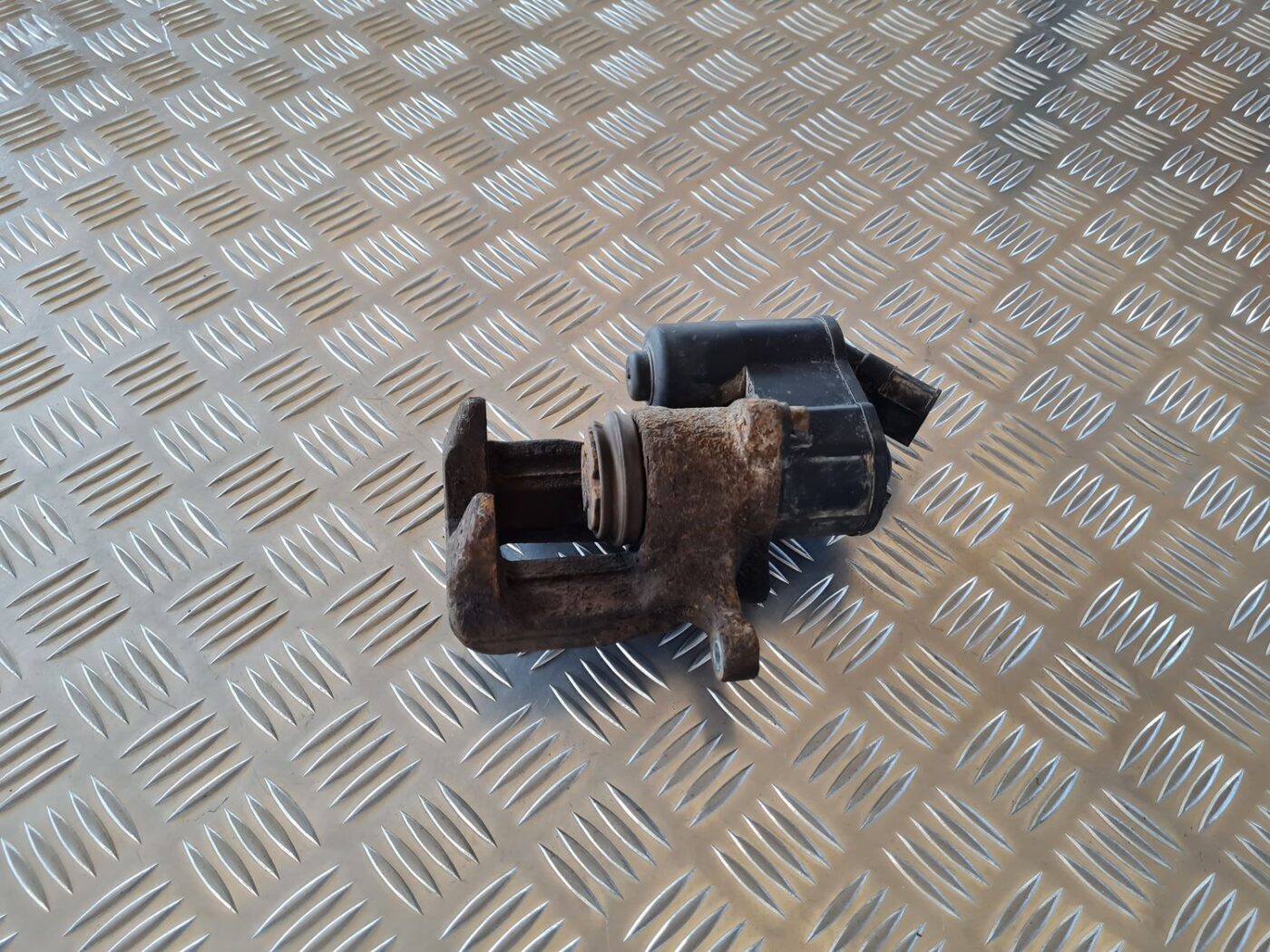 Aizmugurējais labais suports priekš AUDI A6 AVANT 2006 S-LINE