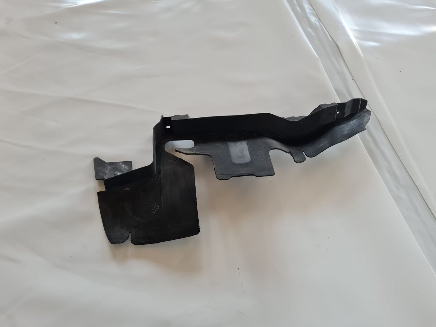 Ieplūdes gaisa deflektors/Difuzors priekš AUDI A6 AVANT 2006 S-LINE 1 Ieplūdes gaisa deflektors/Difuzors priekš AUDI A6 AVANT 2006 S-LINE