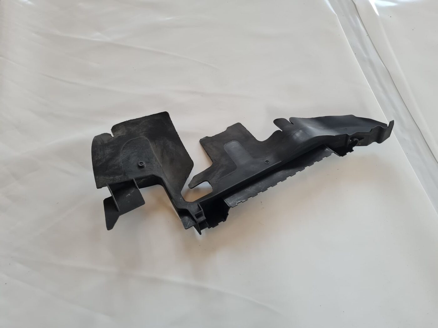 Ieplūdes gaisa deflektors/Difuzors priekš AUDI A6 AVANT 2006 S-LINE 2 Ieplūdes gaisa deflektors/Difuzors priekš AUDI A6 AVANT 2006 S-LINE