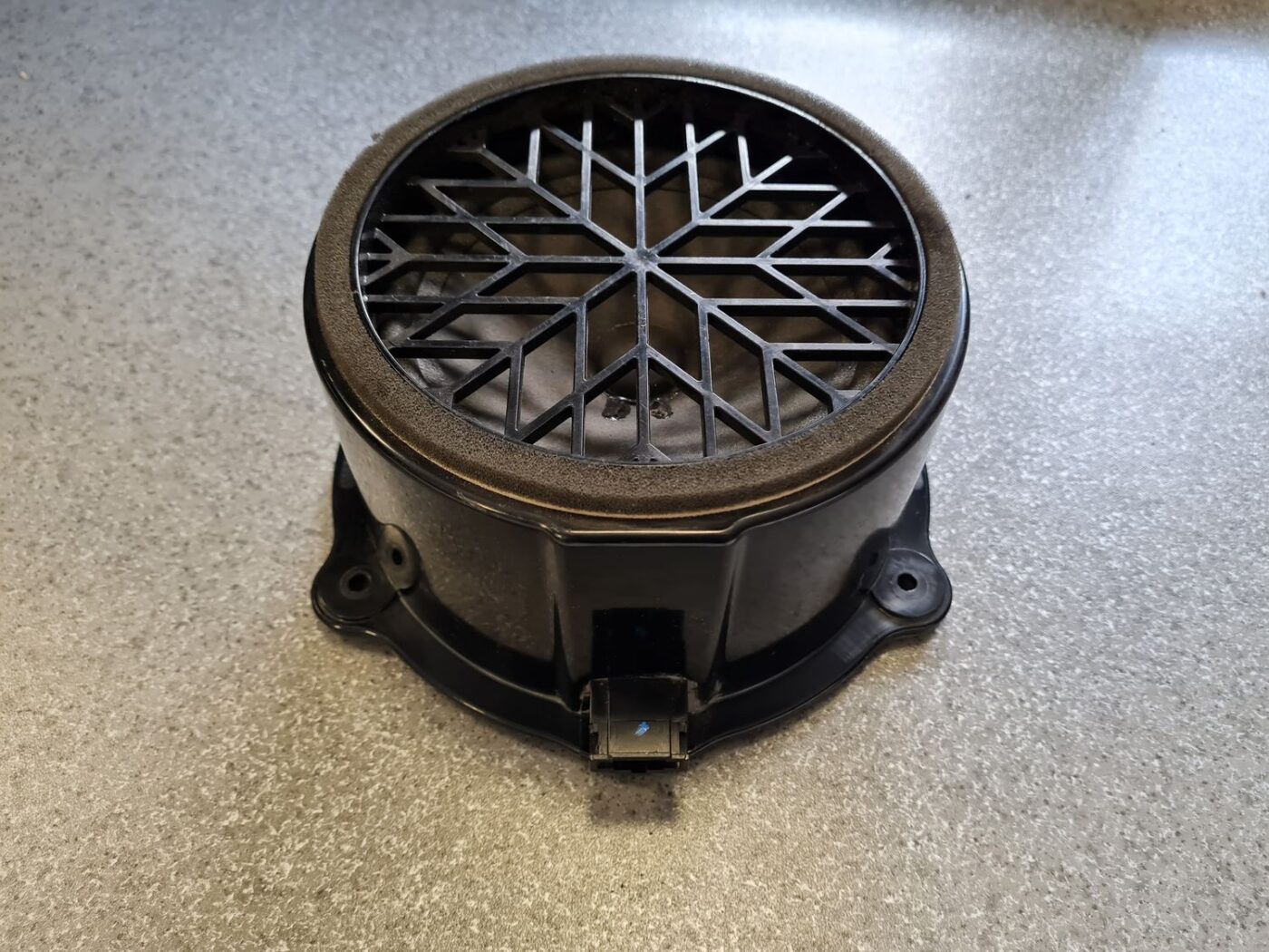 Durvju skaļrunis, apakšā priekš AUDI A6 2008