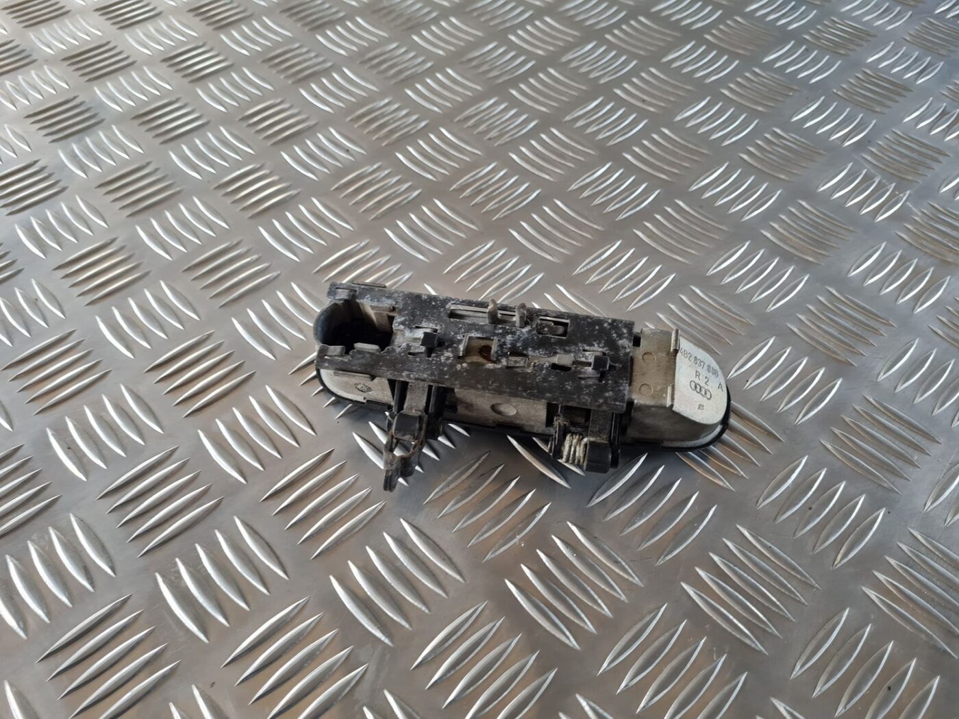 Priekšējāis labais durvju rokturis priekš AUDI A4 2000 AVANT 4 Priekšējāis labais durvju rokturis priekš AUDI A4 2000 AVANT