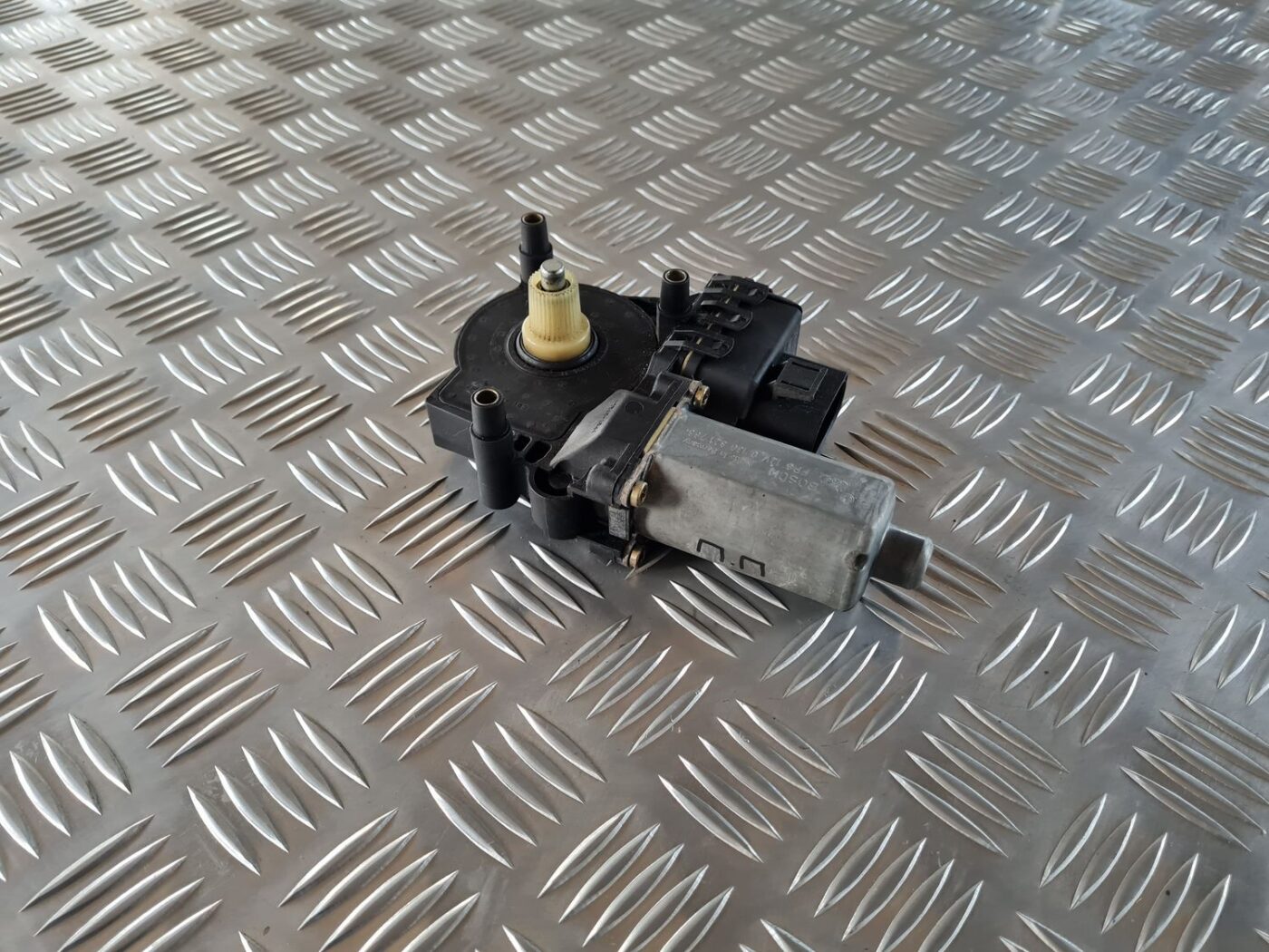 Elektrisko stiklu motors priekš AUDI A4 2000 AVANT 1 Elektrisko stiklu motors priekš AUDI A4 2000 AVANT