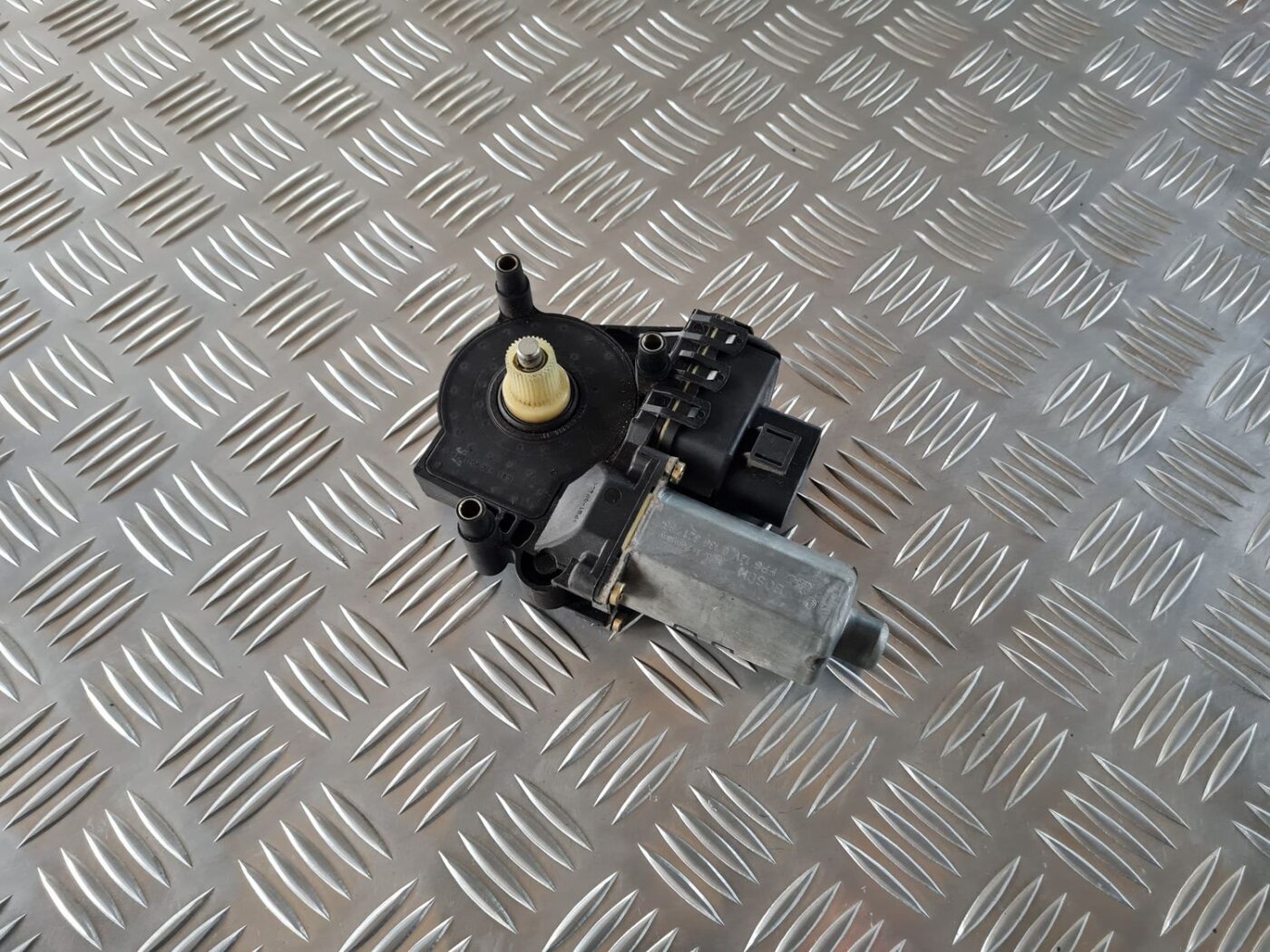 Elektrisko stiklu motors priekš AUDI A4 2000 AVANT 2 Elektrisko stiklu motors priekš AUDI A4 2000 AVANT