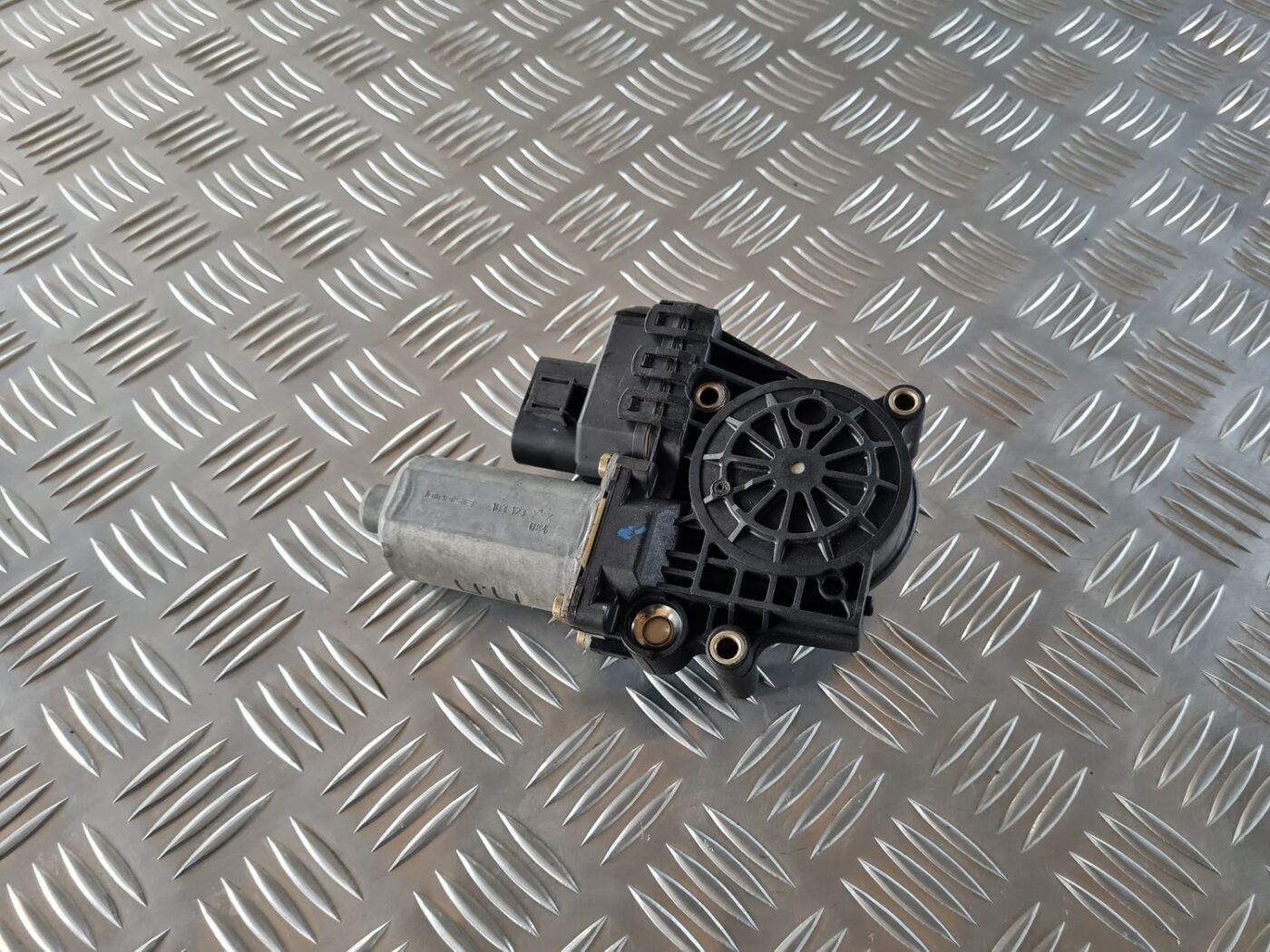 Elektrisko stiklu motors priekš AUDI A4 2000 AVANT 3 Elektrisko stiklu motors priekš AUDI A4 2000 AVANT