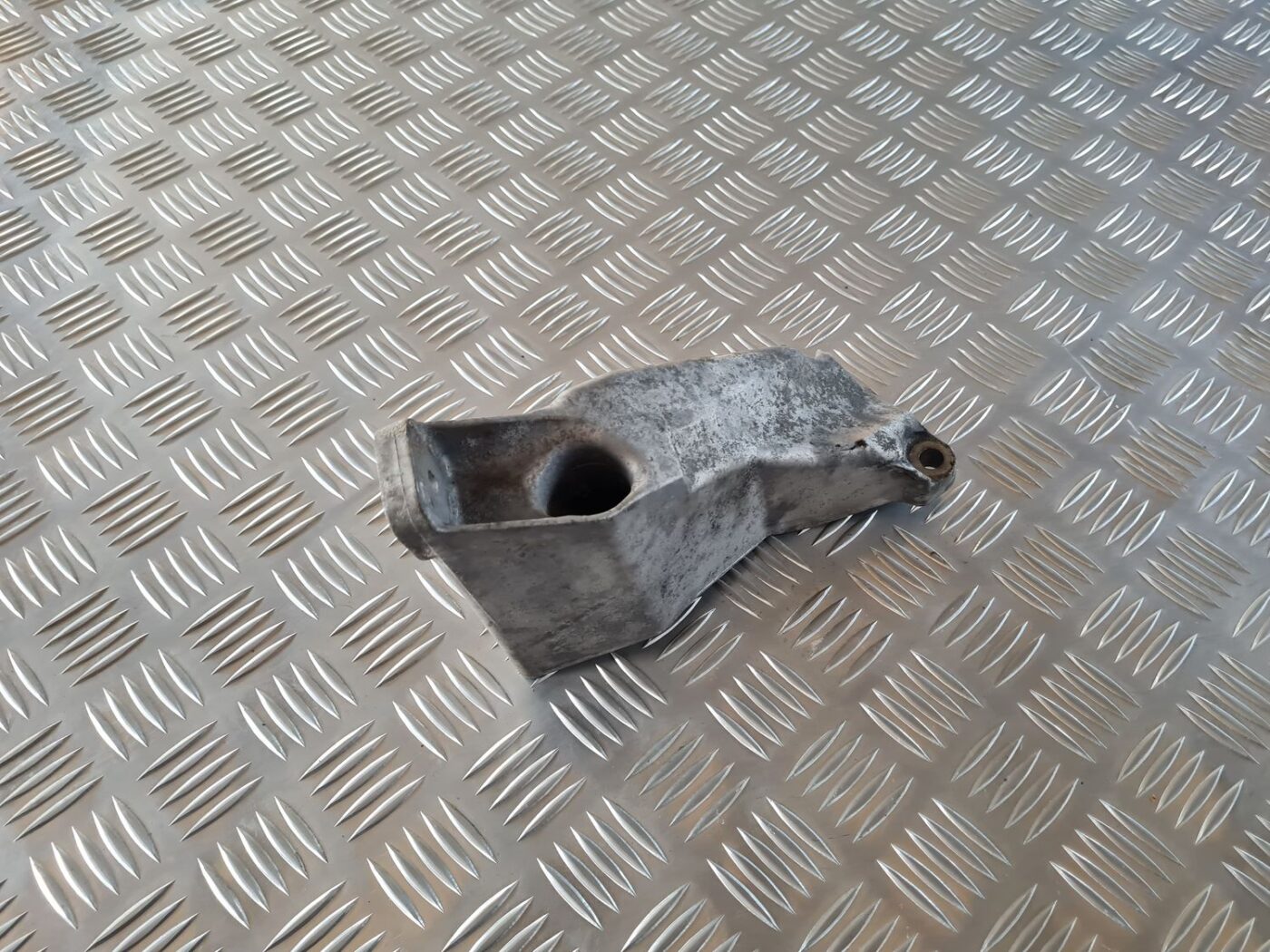 Dzinēja kronšteins priekš AUDI A4 2000 AVANT 2 Dzinēja kronšteins priekš AUDI A4 2000 AVANT