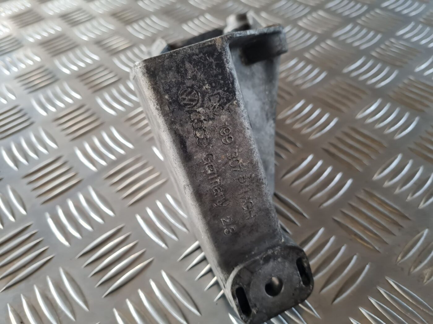 Dzinēja kronšteins priekš AUDI A4 2000 AVANT 3 Dzinēja kronšteins priekš AUDI A4 2000 AVANT