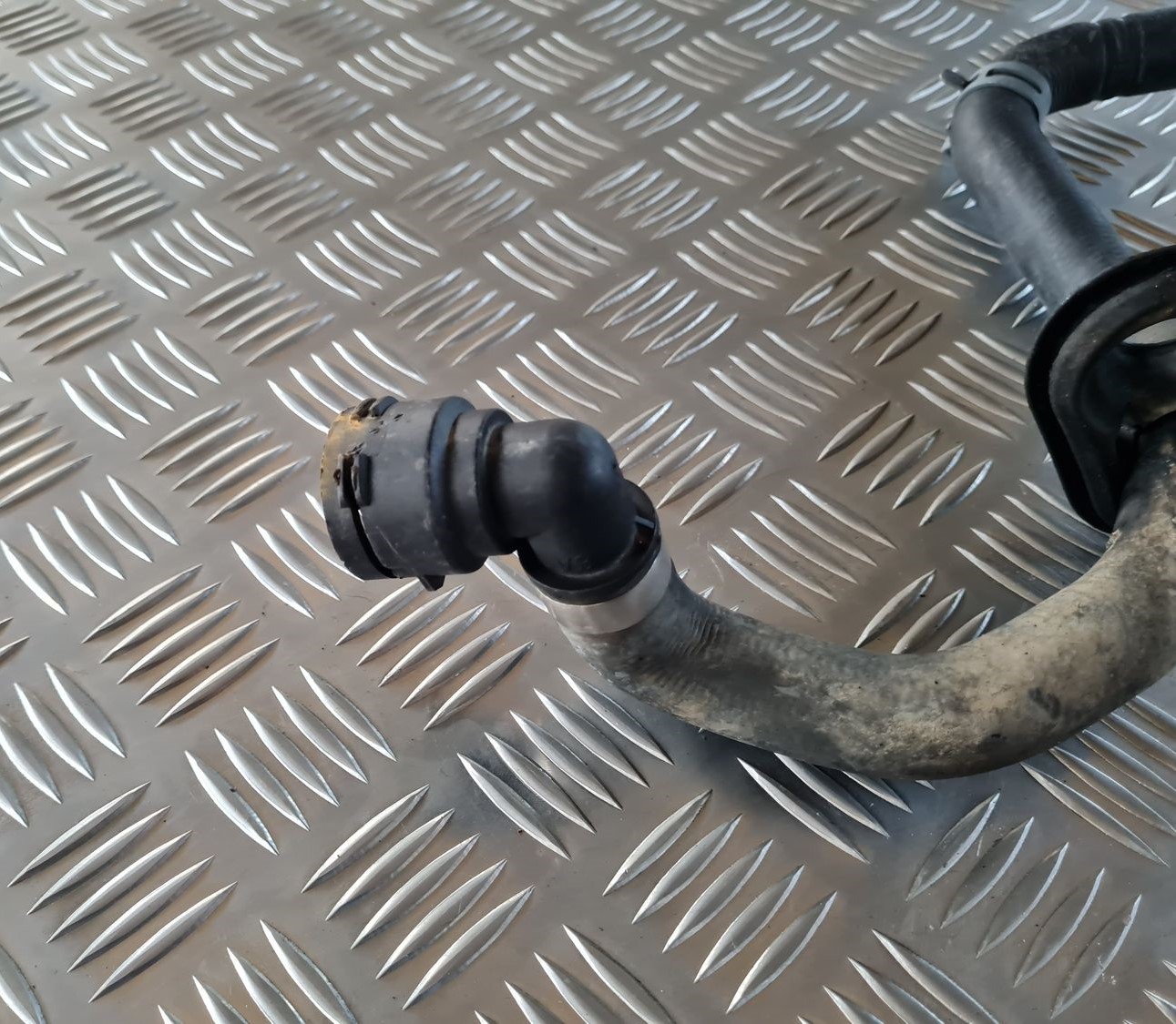 Dzesēšanas caurule priekš AUDI A4 2000 AVANT 2 Dzesēšanas caurule priekš AUDI A4 2000 AVANT