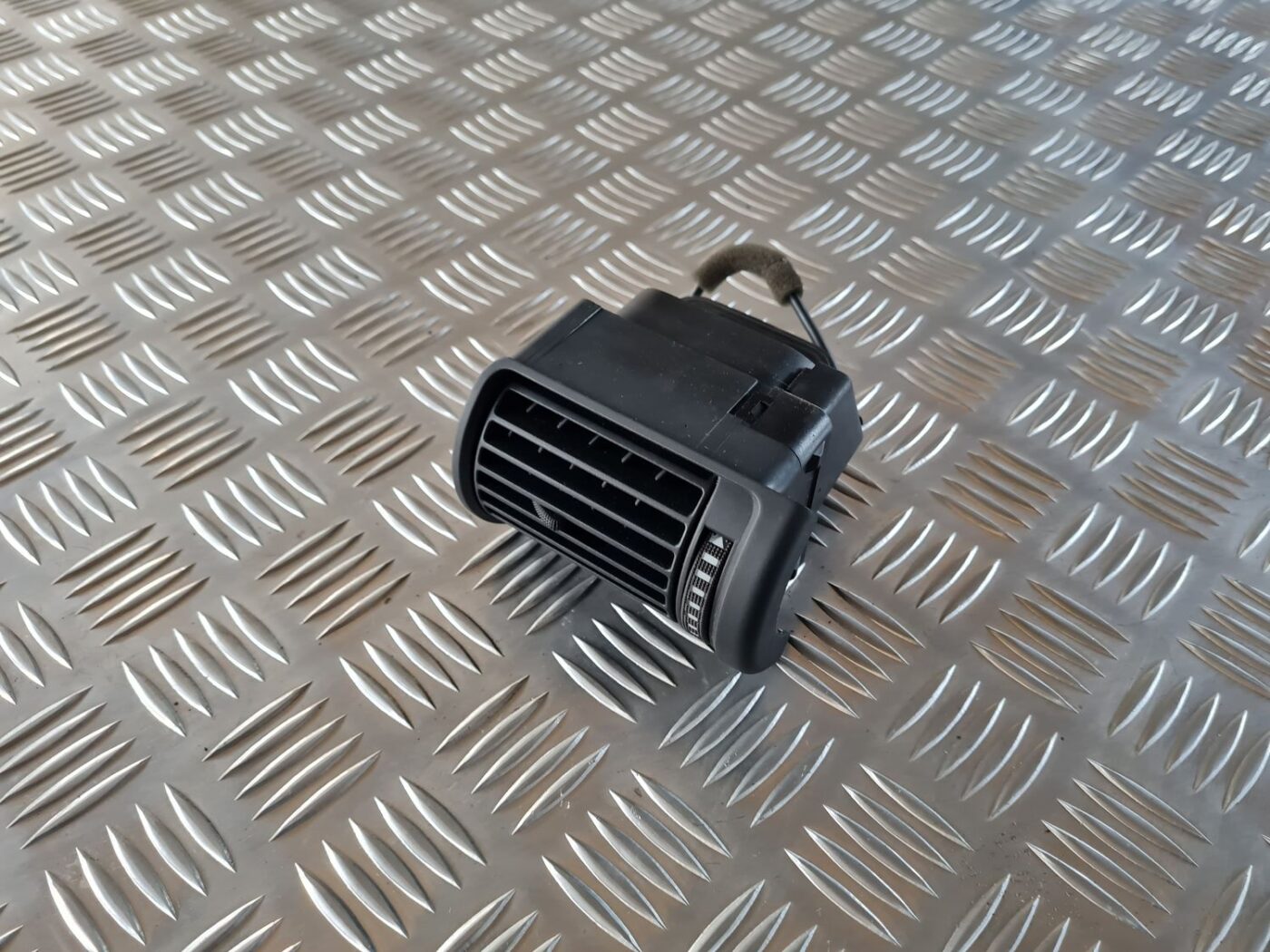 Mērinstrumentu paneļa gaisa vads, pa kreisi priekš AUDI A4 2000 AVANT