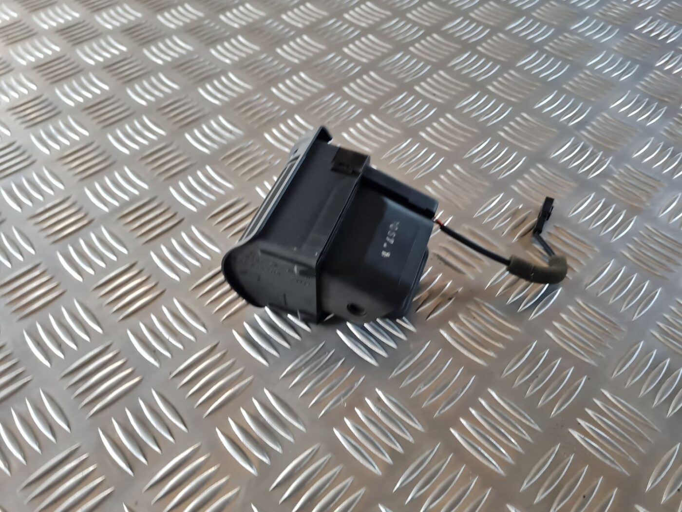 Mērinstrumentu paneļa gaisa vads, pa kreisi priekš AUDI A4 2000 AVANT