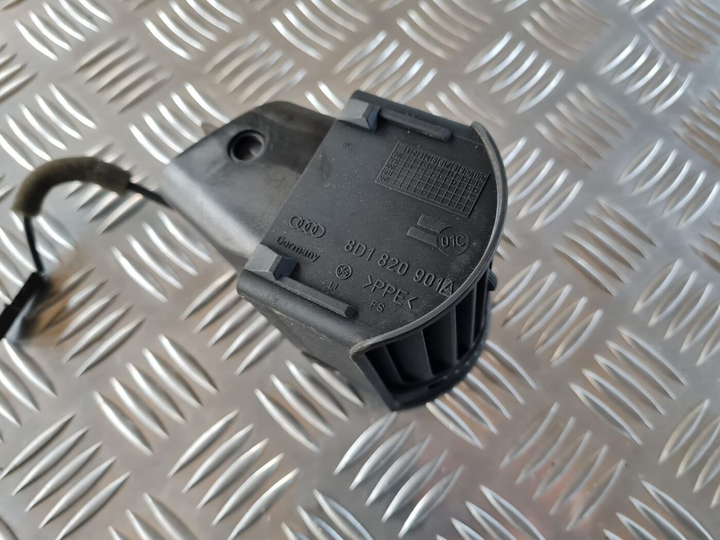 Mērinstrumentu paneļa gaisa vads, pa kreisi priekš AUDI A4 2000 AVANT