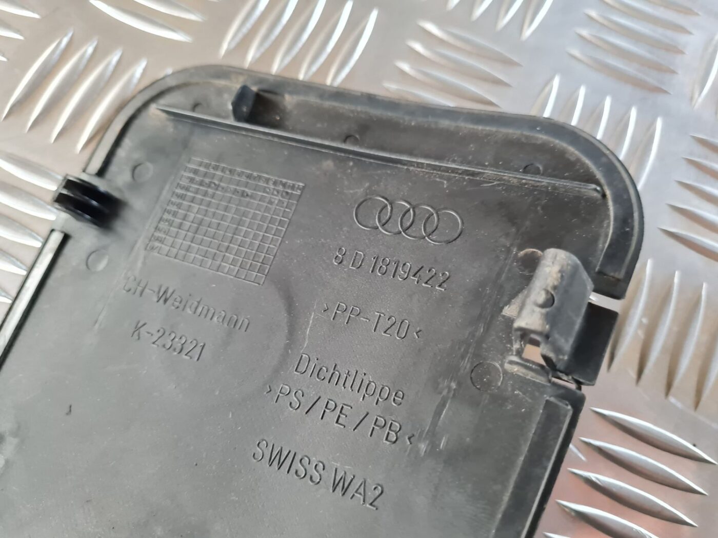 Dzinēja nodalījuma plastmasa priekš AUDI A4 2000 AVANT