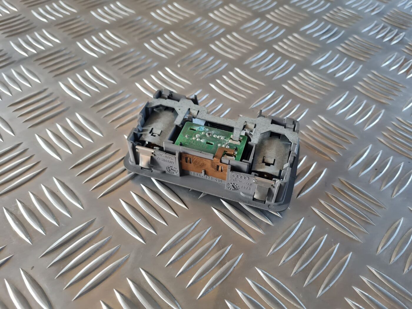 Apgaismojums bagažnieka nodalījuma priekš AUDI A4 2000 AVANT