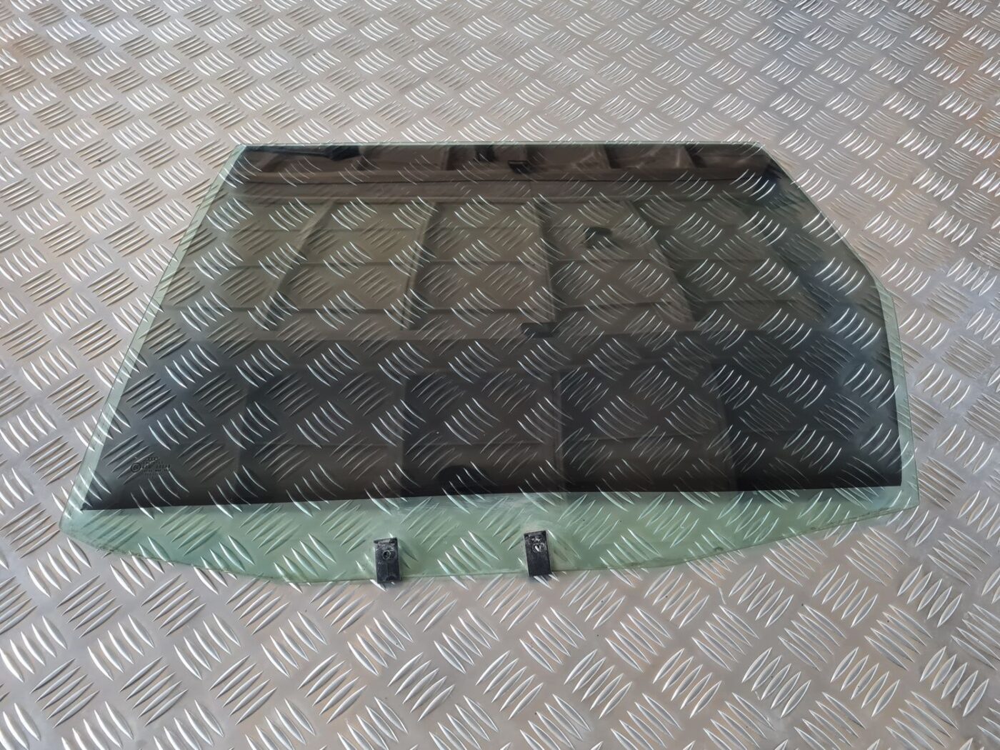 Aizmugurējo kreiso durvju stikls priekš AUDI A4 2000 AVANT