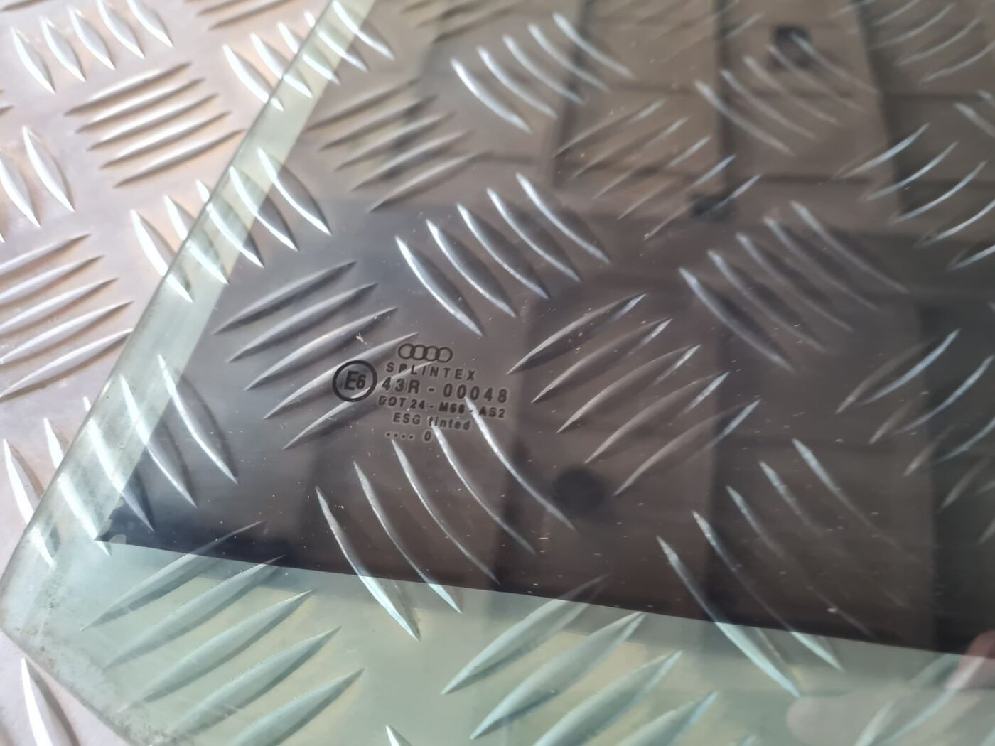 Aizmugurējo kreiso durvju stikls priekš AUDI A4 2000 AVANT