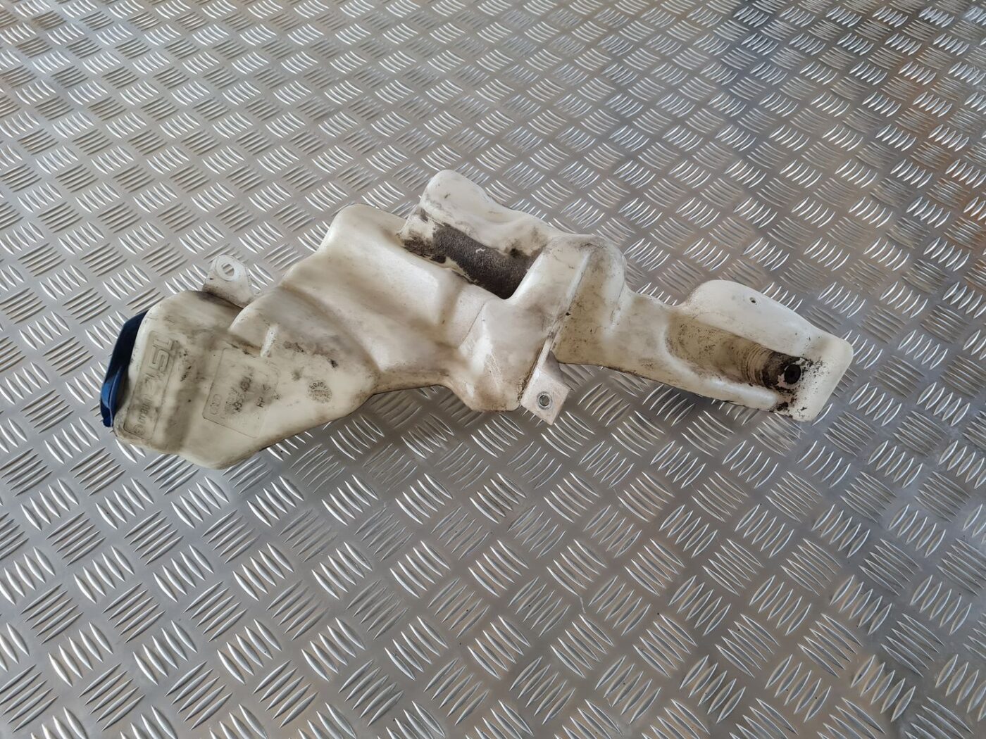 Mazgātāja šķidruma tvertne priekš AUDI A4 2000 AVANT 1 Mazgātāja šķidruma tvertne priekš AUDI A4 2000 AVANT