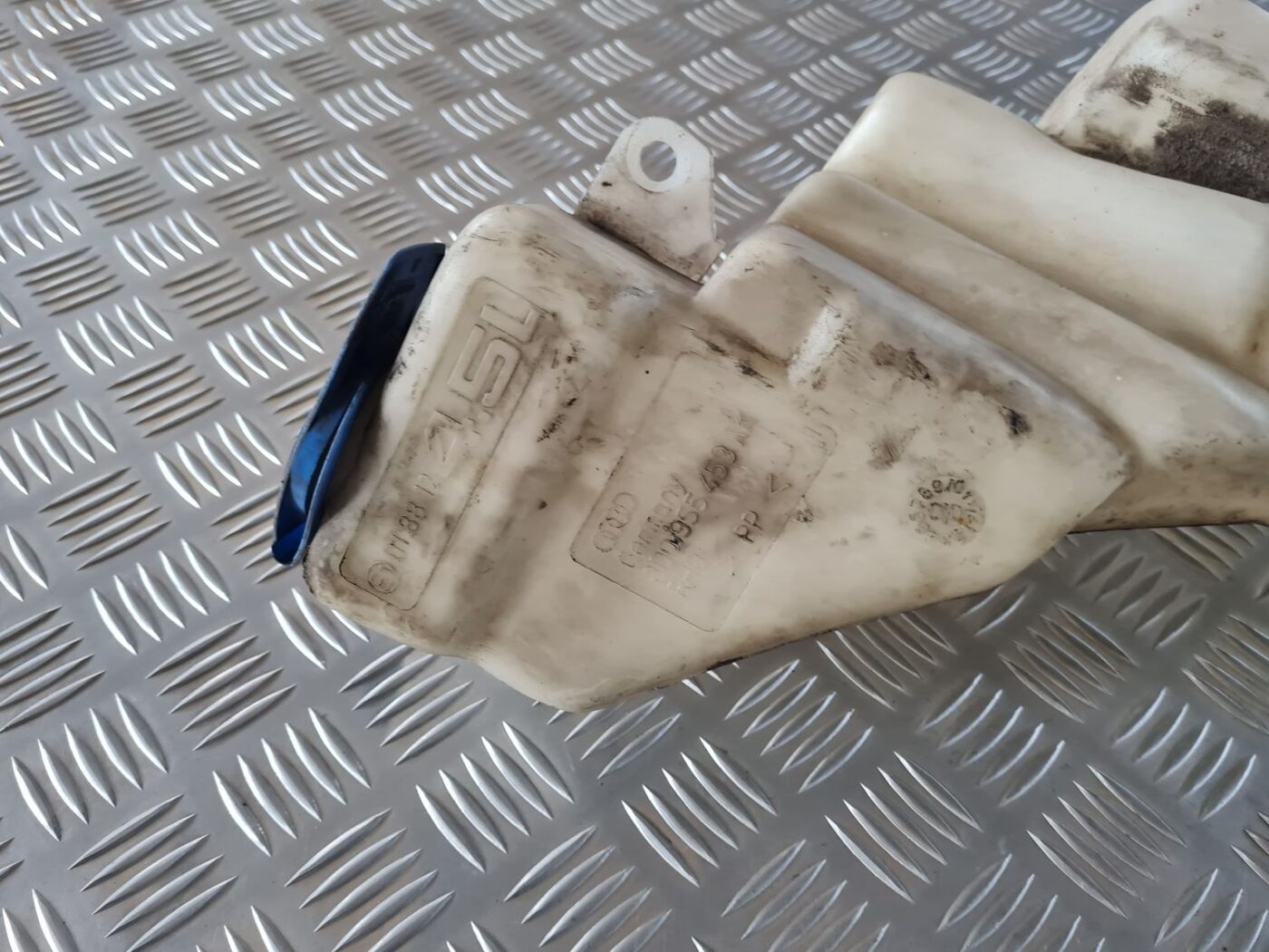 Mazgātāja šķidruma tvertne priekš AUDI A4 2000 AVANT 2 Mazgātāja šķidruma tvertne priekš AUDI A4 2000 AVANT