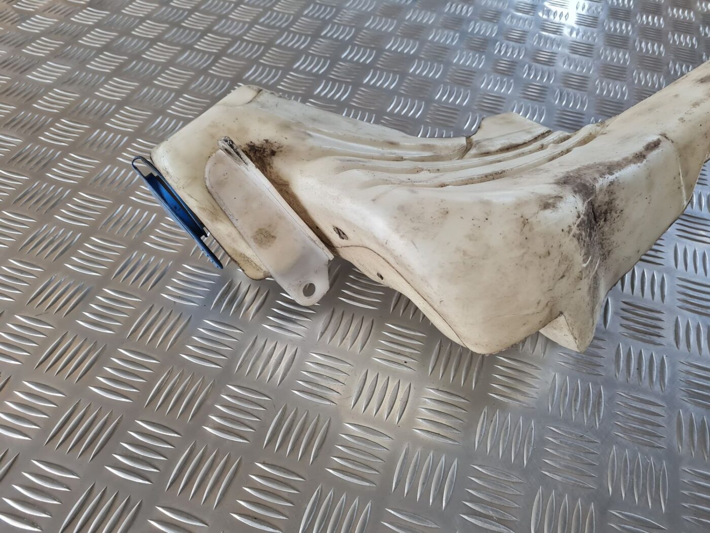 Mazgātāja šķidruma tvertne priekš AUDI A4 2000 AVANT 3 Mazgātāja šķidruma tvertne priekš AUDI A4 2000 AVANT