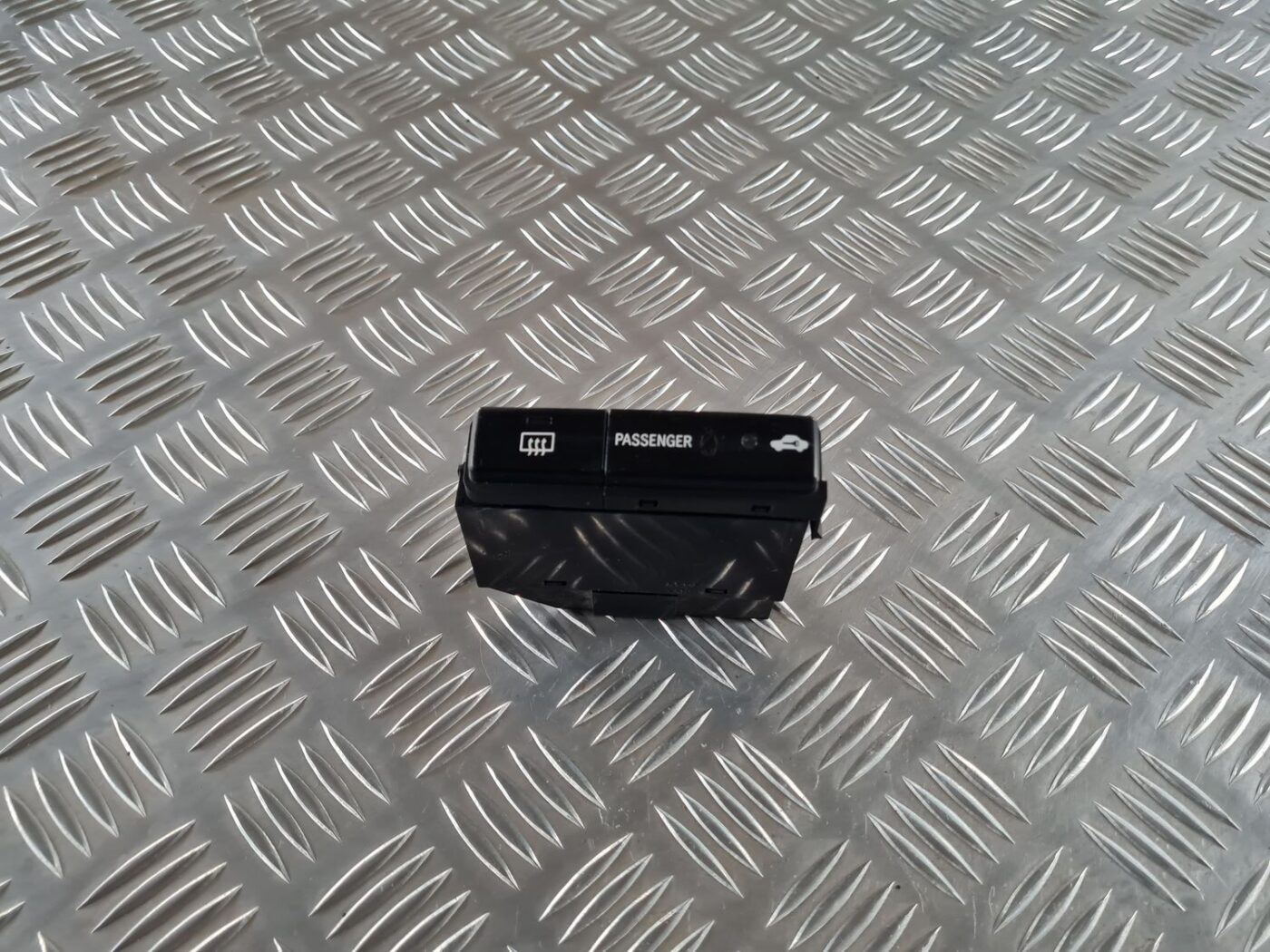 Aizmugurējā stikla apsildes ieslēgšanas poga priekš TOYOTA AVENSIS 2007 1 Aizmugurējā stikla apsildes ieslēgšanas poga priekš TOYOTA AVENSIS 2007