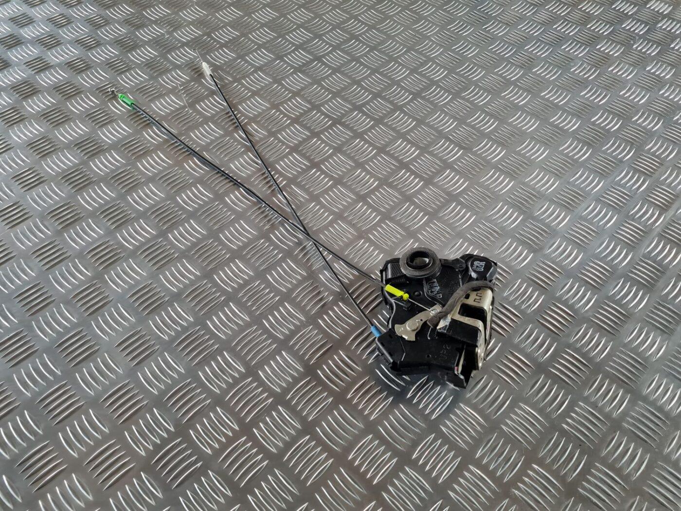 Priekšējo labo durvju slēdzene priekš TOYOTA AVENSIS 2007 1 Priekšējo labo durvju slēdzene priekš TOYOTA AVENSIS 2007