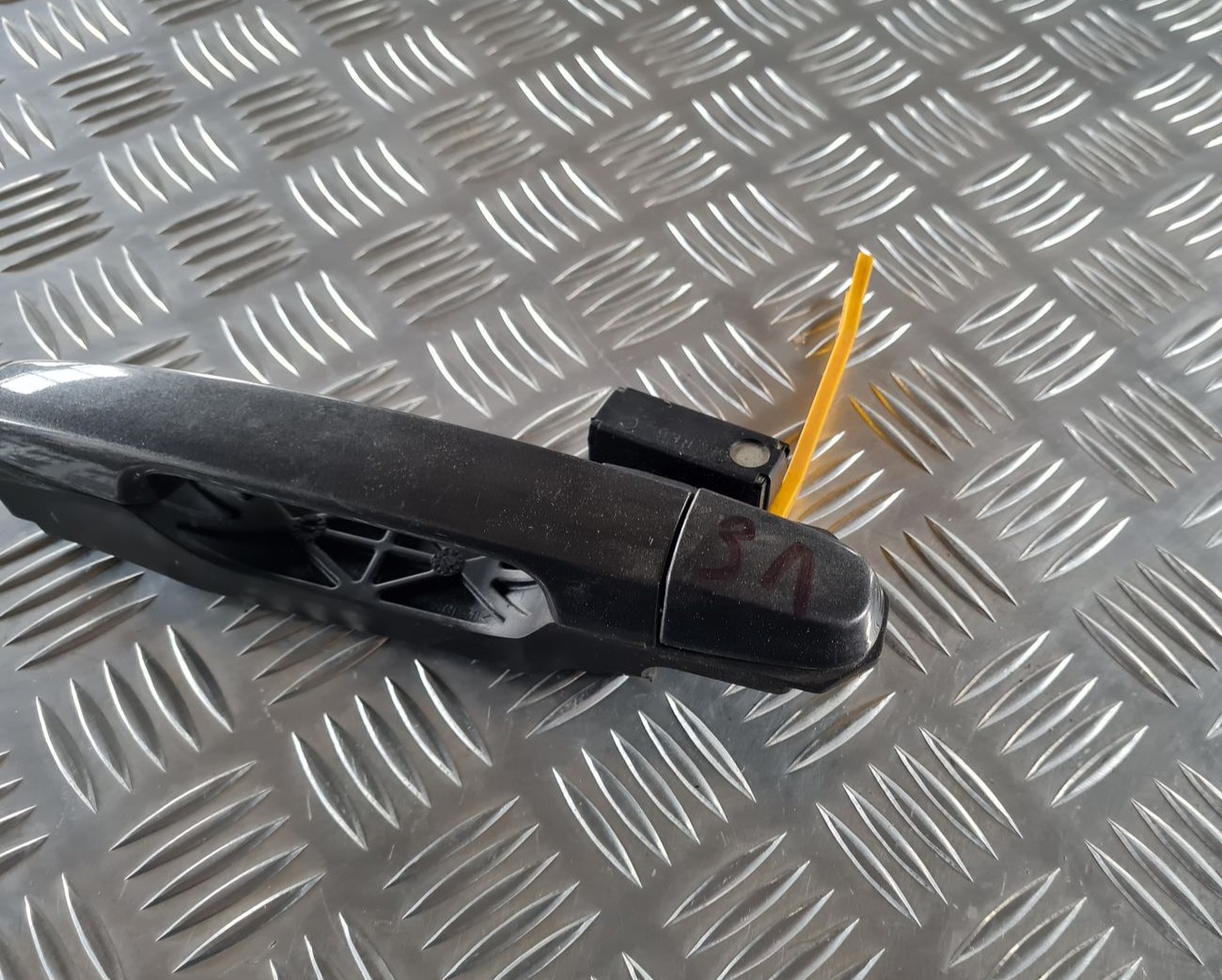 Aizmugurējais kreisais durvju rokturis priekš TOYOTA AVENSIS 2007 2 Aizmugurējais kreisais durvju rokturis priekš TOYOTA AVENSIS 2007