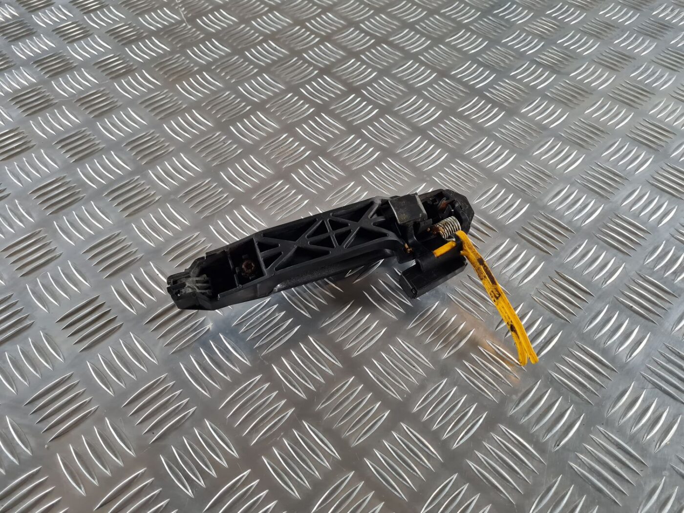 Aizmugurējais kreisais durvju rokturis priekš TOYOTA AVENSIS 2007 3 Aizmugurējais kreisais durvju rokturis priekš TOYOTA AVENSIS 2007