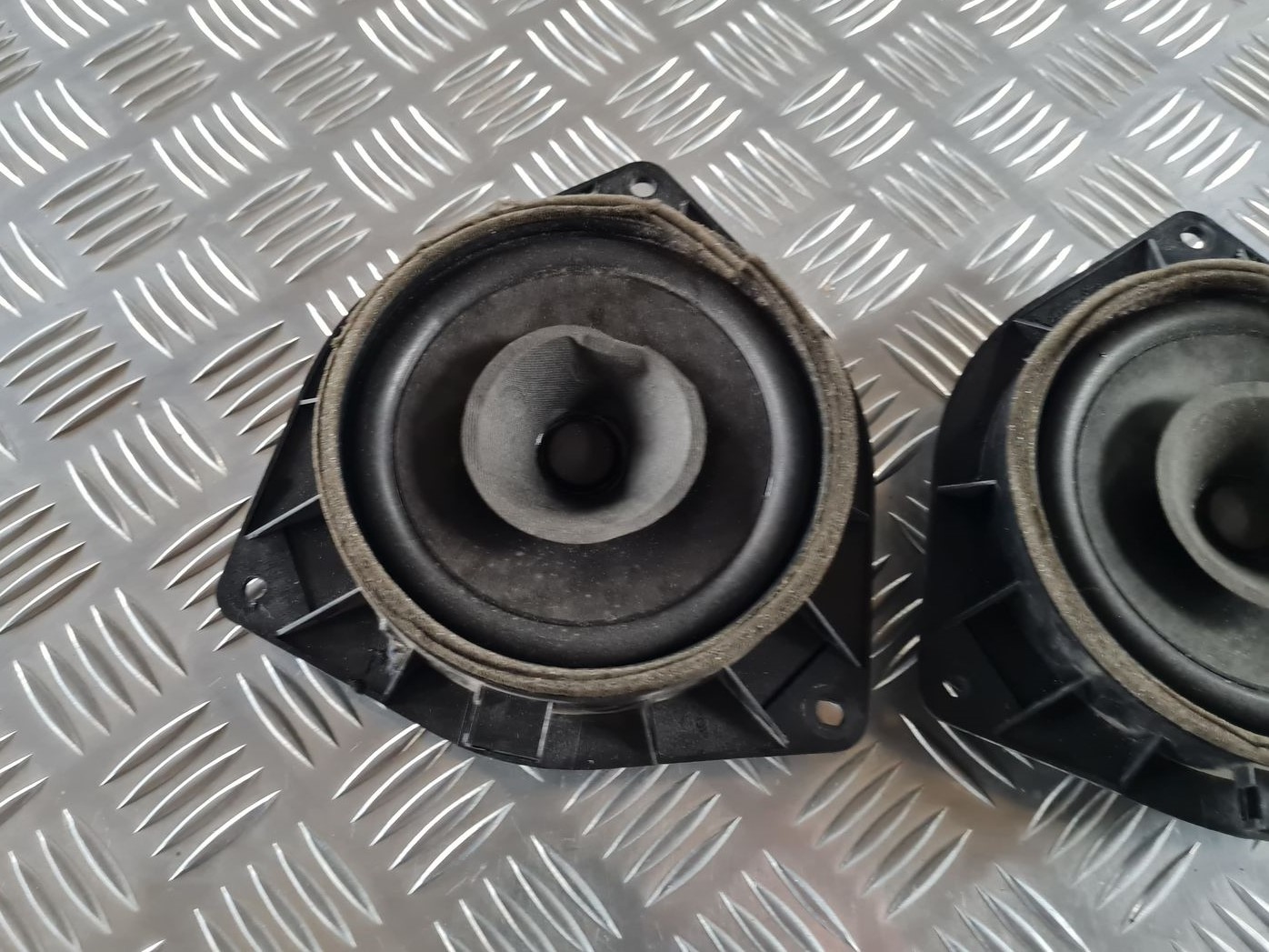 Durvju skaļrunis, apakšā priekš TOYOTA AVENSIS 2007 2 Durvju skaļrunis, apakšā priekš TOYOTA AVENSIS 2007