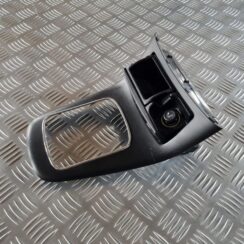 Dekoratīvs rāmis pārnesumu selektoram priekš TOYOTA AVENSIS 2007