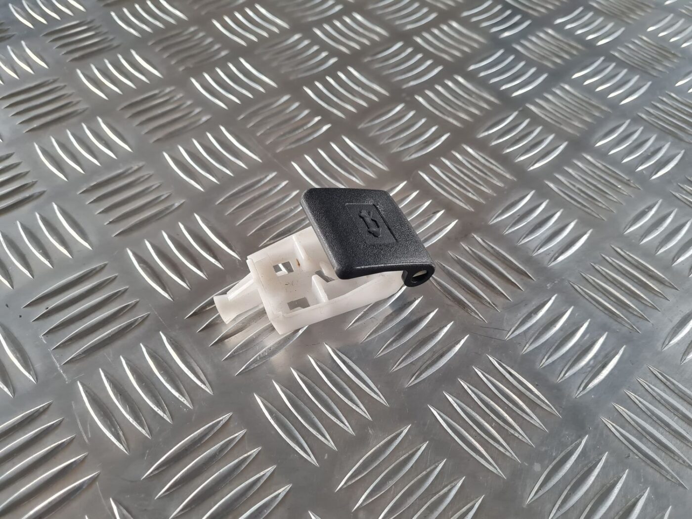 Pārsega atveršanas rokturis salonā priekš TOYOTA AVENSIS 2007 1 Pārsega atveršanas rokturis salonā priekš TOYOTA AVENSIS 2007