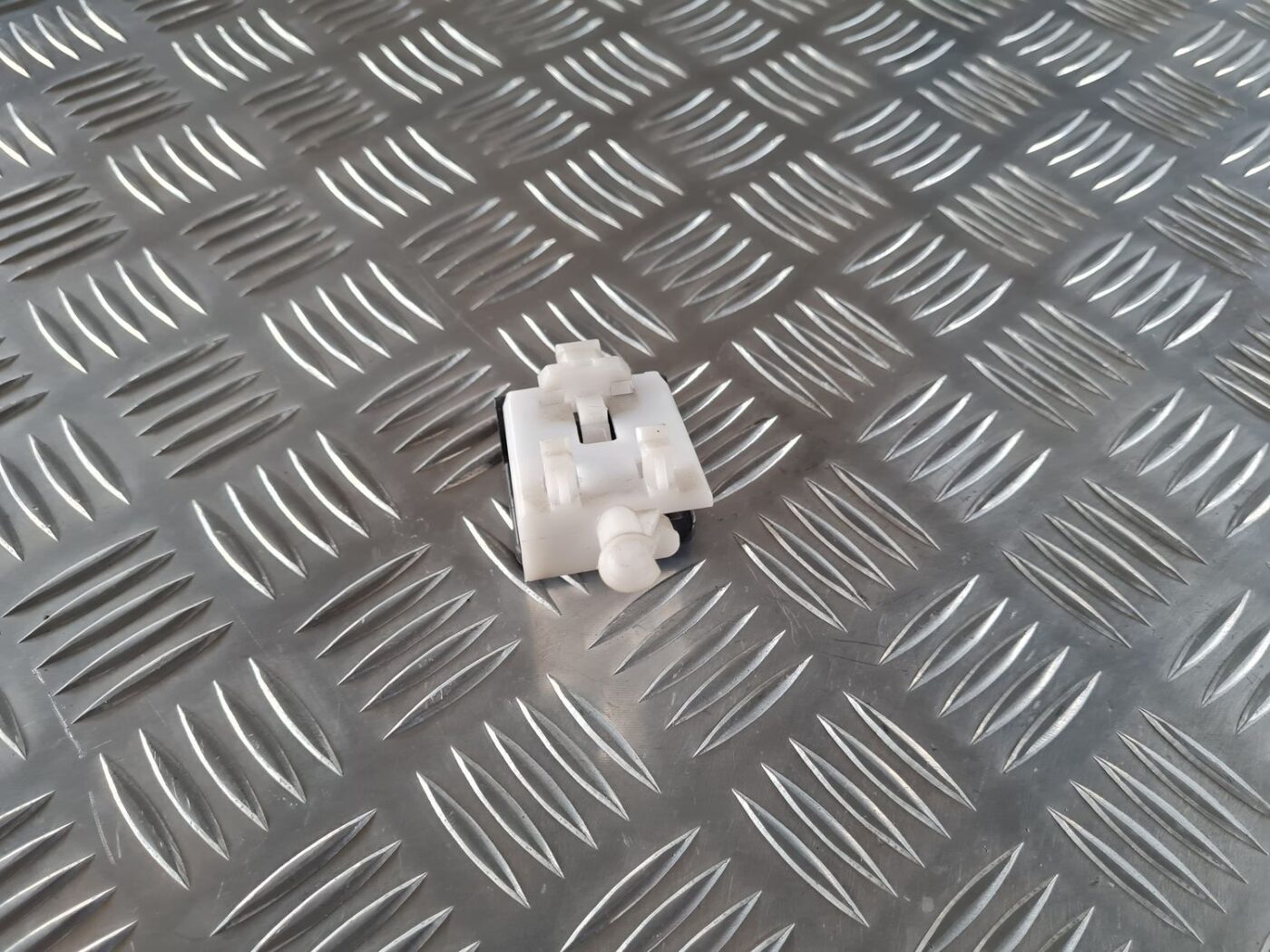 Pārsega atveršanas rokturis salonā priekš TOYOTA AVENSIS 2007 2 Pārsega atveršanas rokturis salonā priekš TOYOTA AVENSIS 2007