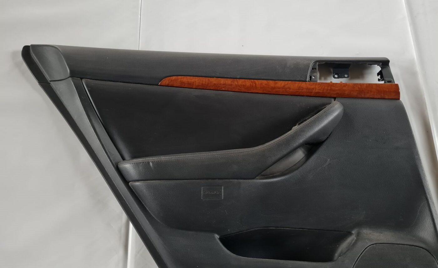 Aizmugurējo kreiso durvju apdare priekš TOYOTA AVENSIS 2007 2 Aizmugurējo kreiso durvju apdare priekš TOYOTA AVENSIS 2007