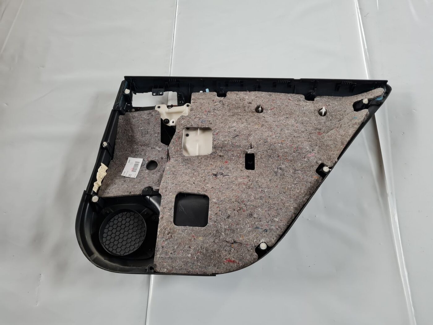 Aizmugurējo kreiso durvju apdare priekš TOYOTA AVENSIS 2007 3 Aizmugurējo kreiso durvju apdare priekš TOYOTA AVENSIS 2007