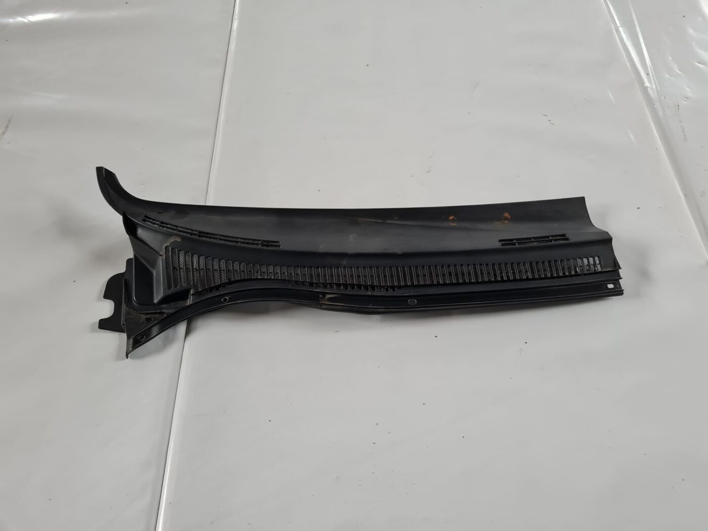 Vējstikla uzlikas (deflektora) režģis priekš TOYOTA AVENSIS 2007 1 Vējstikla uzlikas (deflektora) režģis priekš TOYOTA AVENSIS 2007