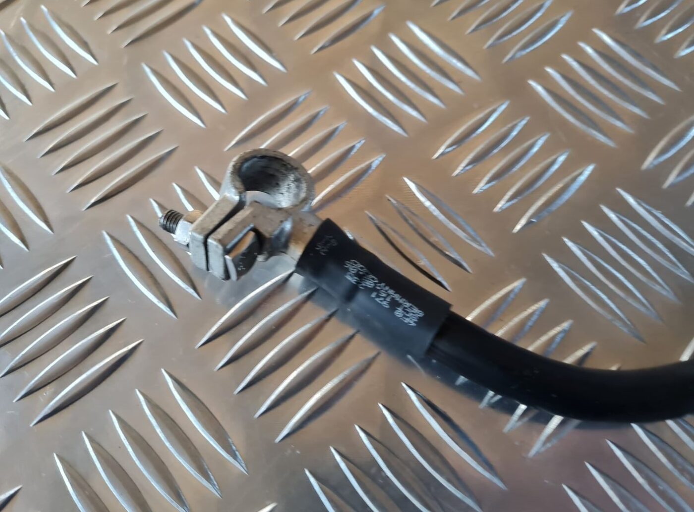 Negatīvais elektrovads priekš AUDI A6 2008 2 Negatīvais elektrovads priekš AUDI A6 2008