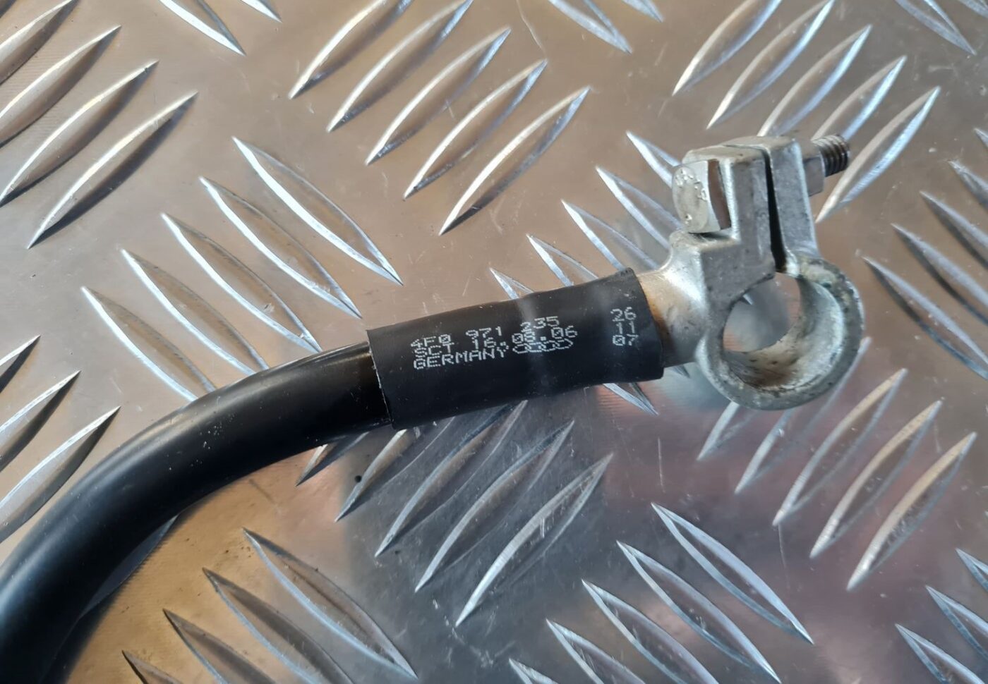 Negatīvais elektrovads priekš AUDI A6 2008 3 Negatīvais elektrovads priekš AUDI A6 2008