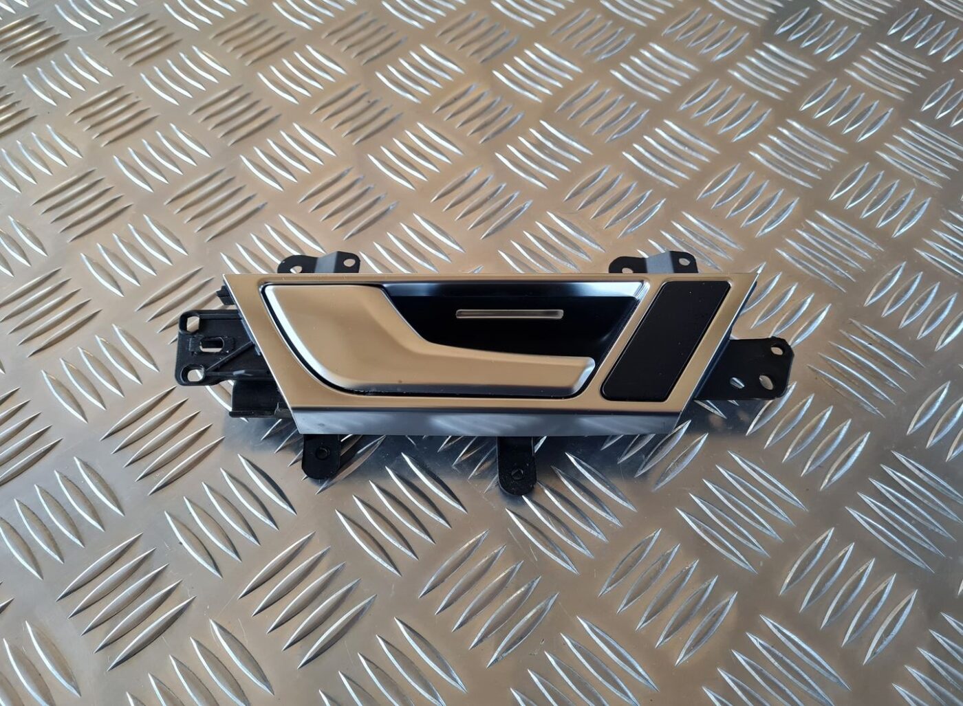 Salona durvju rokturis, aizmugures kreisais priekš AUDI A6 2008