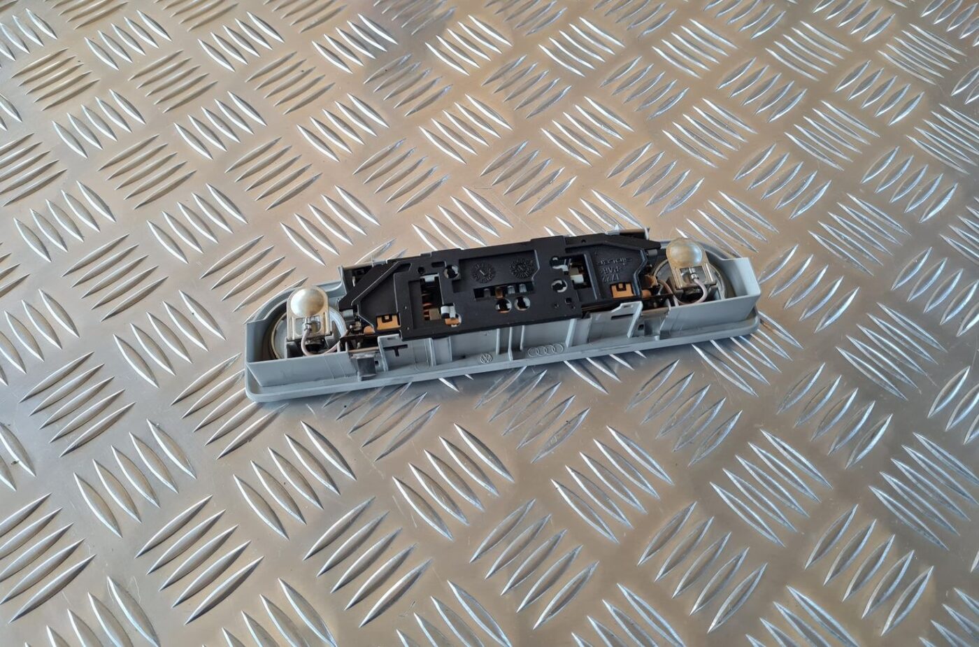 Aizmugurējo sēdvietu apgaismojums priekš AUDI A6 2008 2 Aizmugurējo sēdvietu apgaismojums priekš AUDI A6 2008